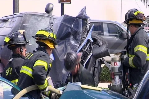 Firemen Work to Release Victim from Car Accident 動画素材 852157
