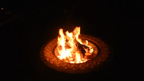 Firepit at night, higher angle Video stock 140418088