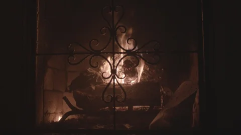 Fireplace Burning Center  Vidéo 124945181
