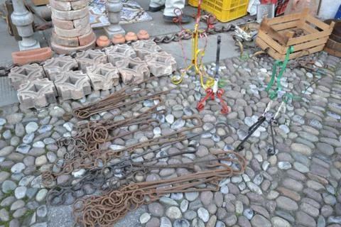 Fireplace iron chains of different sizes are exposed for sale. Foto stock