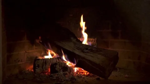 Fireplace in slow motion in winter time, relaxing scene Vidéo 99200334