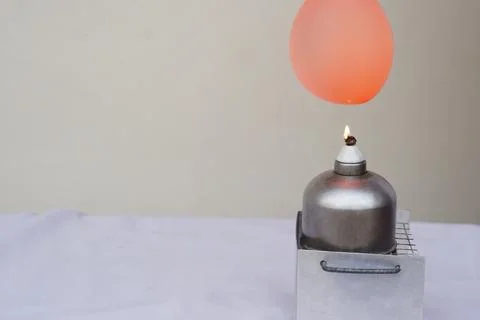 Fireproof balloon demonstration. Foto stock