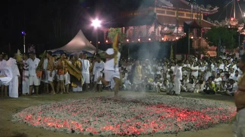 Firewalking Devotee with Flag Vidéo 58091350