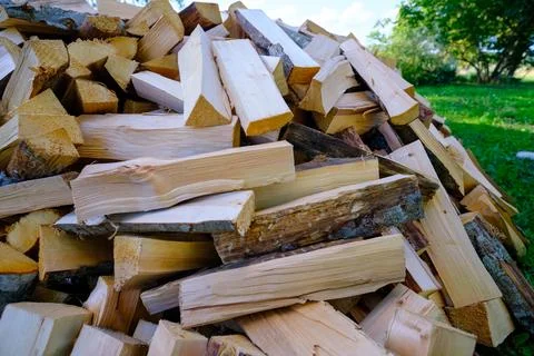 Firewood background - chopped firewood on a stack. Dry chopped firewood logs  Foto stock
