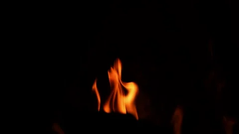 Firewood burning in fireplace 库存影片 157870433