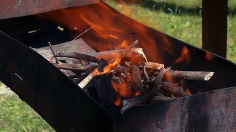 Firewood is burning in the grill 動画素材 77206688
