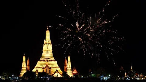 Firework display at Wat Arun temple in Bangkok, Thailand. Vidéo 120130109