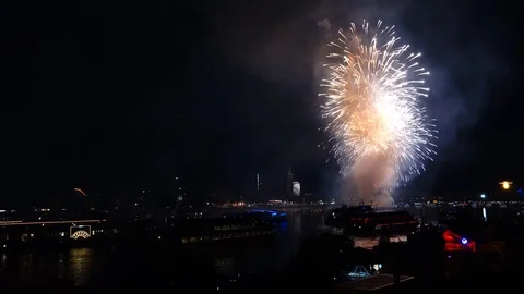 Firework over the river Rhine, Cologne Видео 78694610