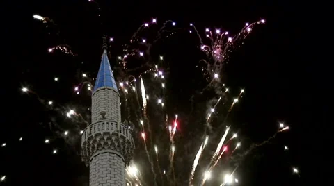 Fireworks behind Turkish mosque  Stock-Footage 994199