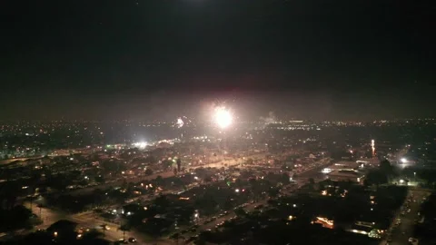 Fireworks as city lights Vídeo Stock 150926630