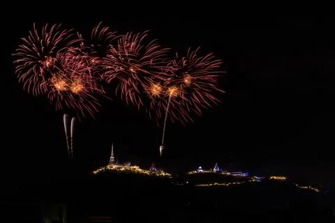 Fireworks Display Exploding Over Temple Palace At Phra Nakhon Khiri Histori.. 스톡 사진