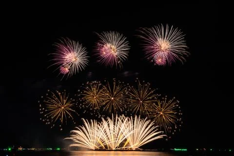 Fireworks Display Illuminating Ocean Water And Dark Night Sky Long Exposure.. 스톡 사진