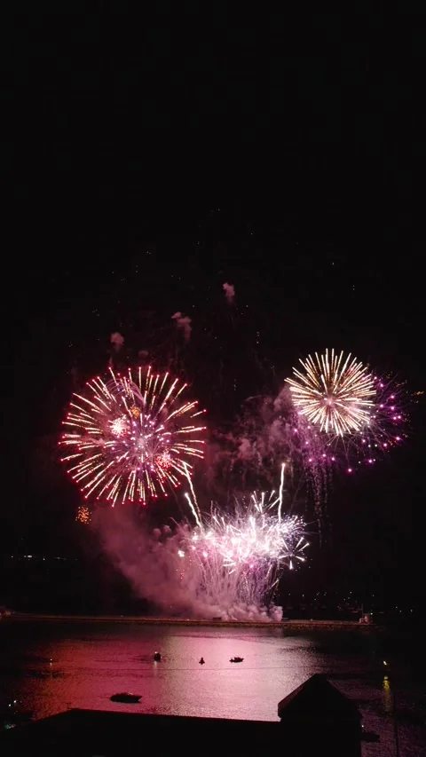 Fireworks Display in Slow motion Vertical footage, Plymouth, Devon, England Vidéo 282182141