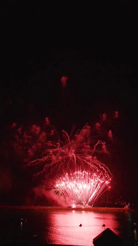 Fireworks Display in Slow motion Vertical footage, Plymouth, Devon, England Vidéo 282182261
