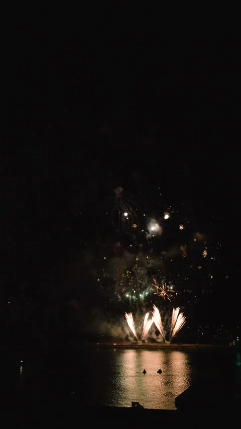 Fireworks Display in Slow motion Vertical footage, Plymouth, Devon, England Vidéo 282182372