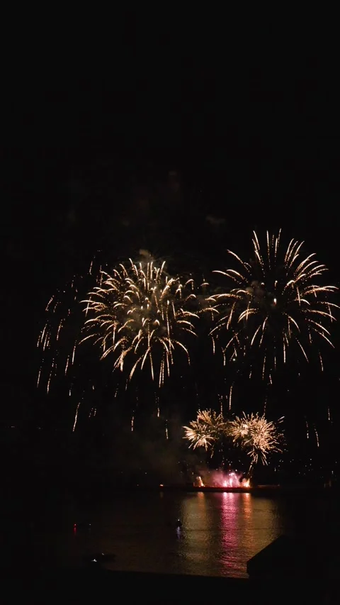 Fireworks Display in Slow motion Vertical footage, Plymouth, Devon, England 스톡 동영상 282182575
