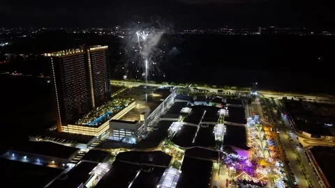 A fireworks display is taking place in Design Village Vidéo 318095984