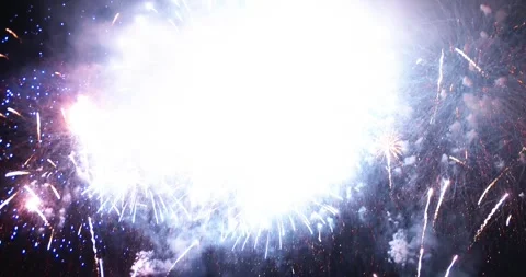 Fireworks explode above the ocean at night, filling the sky with colorful 库存影片 342607157