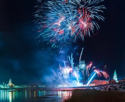 Fireworks explode in a glorious display over the Kokshaga river at Yoshkar-Ol Foto stock