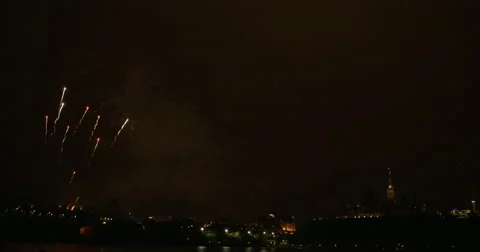 Fireworks Explode In The Night Sky Over The Canadian Parliament Buildings Vidéo 63874977