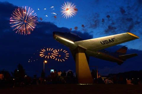 Fireworks explode over Spangdahlem Air Base, Germany, July 4, 2013. Commun... Foto stock