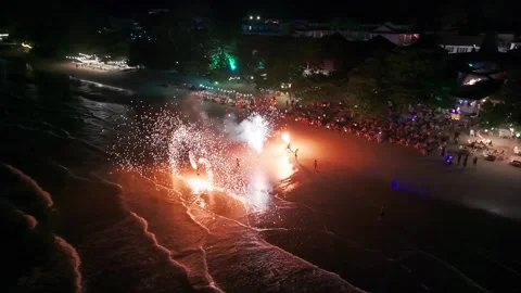 Fireworks exploding on the beach with tourists enjoying the show Vídeos de archivo 304620344