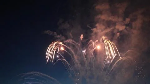 Fireworks exploding in the night sky, creating a mesmerizing spectacle Stockfoto's