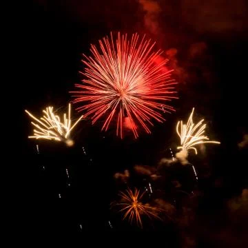 Fireworks exploding in night sky Stockfoto's