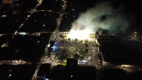 Fireworks exploding over celebrating crowd in sing, lima, peru 스톡 동영상 307157128