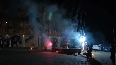 Fireworks exploding over crowd in urban plaza at night in Warsaw 库存影片 342070358