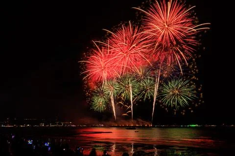 Fireworks Exploding Over Ocean Waters And Crowd On Pattaya Beach During Fes.. Fotos Stock