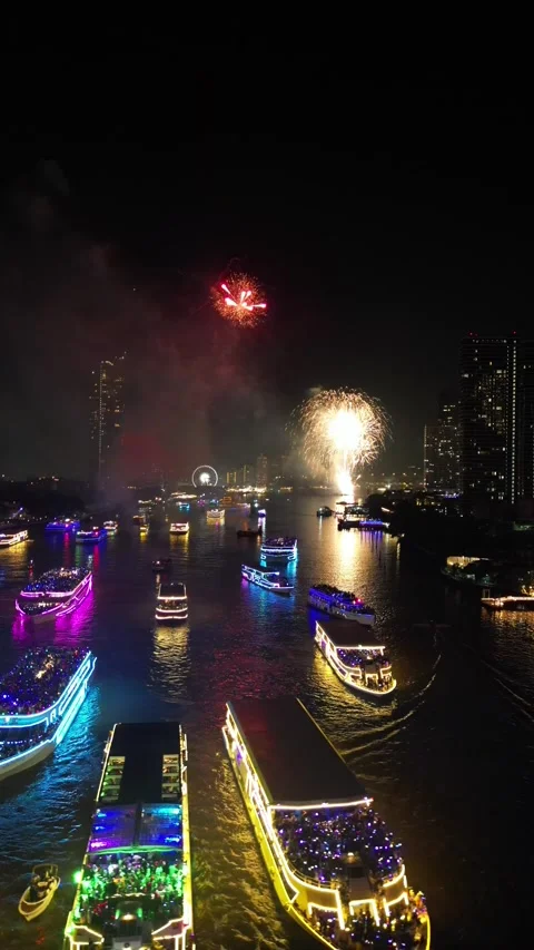 Fireworks Exploding Over River Cruise Boats in Bangkok, Thailand During Night Video stock 335588976