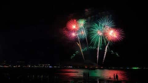 Fireworks Exploding Over Sea With Beach Spectators At Night Festival In Pat.. 스톡 사진
