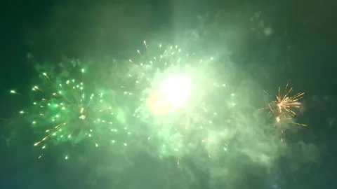 Fireworks Explosive flower shape green and red Vídeos de archivo 295513390