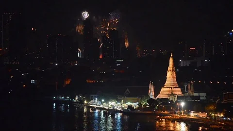 Fireworks glowing behind Temple of Dawn in Bangkok City, Thailand	 Vidéo 84756877
