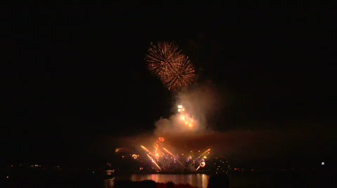 Fireworks Light Up The Water 스톡 동영상 825704