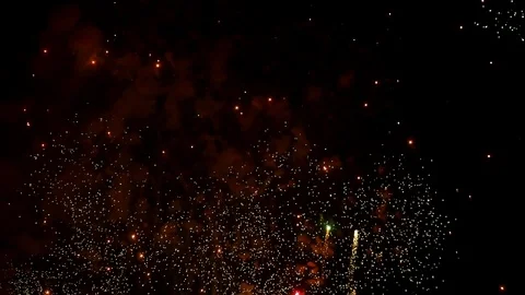 The fireworks in the night sky Video stock 84747502