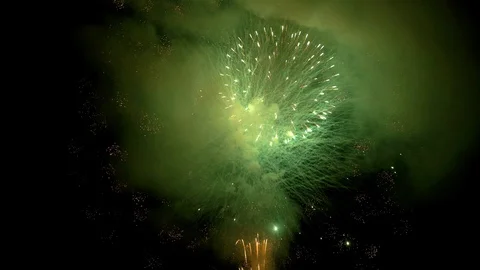 The fireworks in the night sky Video stock 86304330