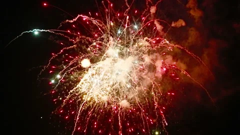 The fireworks in the night sky Видео 91939323