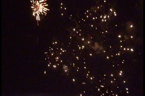 Fireworks in a night sky Vídeo Stock 129258371