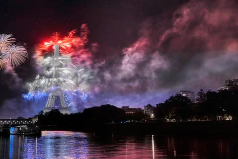 Fireworks show on the eiffel tower displaying the French national flag Foto stock