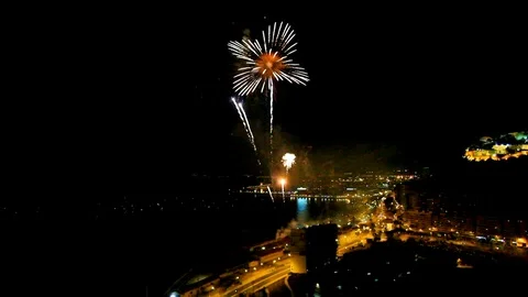 Fireworks show in Postiguet Beach in the Mediterranean Sea in Spain. Vidéo 107656804