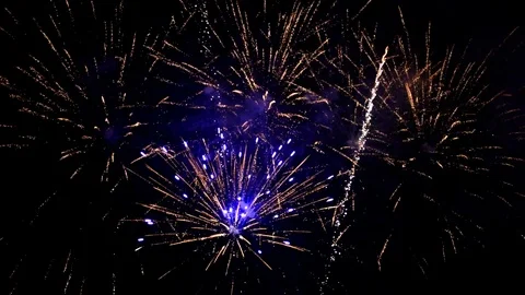 Fireworks in the sky at night Vídeos de archivo 114156308