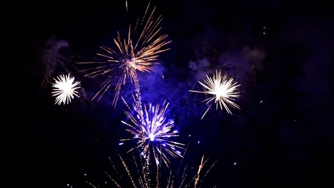 Fireworks in the sky at night 库存影片 114156568