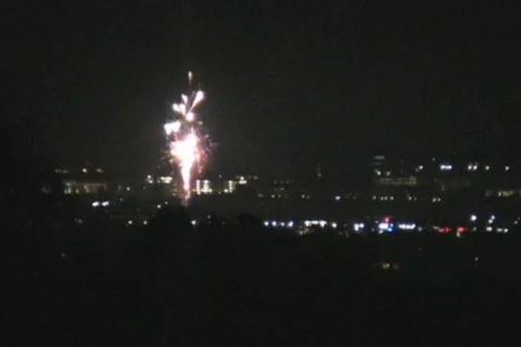 FireworksOverCity_ 1 库存影片 138699
