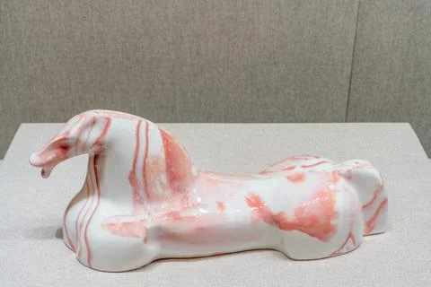 The firing technique of red patterned lying horse Dangyangyu twisted body p.. Stock Photos