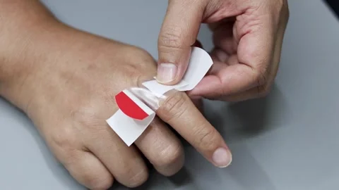 First Aid Bandage Application Tutorial Vídeos de archivo 271127242