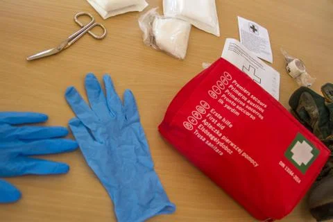 First aid kit complete with a boot that could indicate a mountain accident as Foto stock