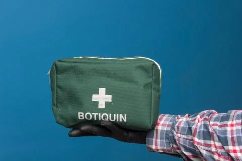 First aid kit in hand. Foto stock