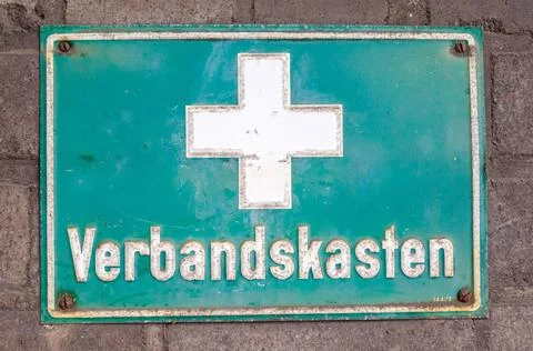 First aid kit Plaque Old signboard rectangular green with a white cross an... Foto stock